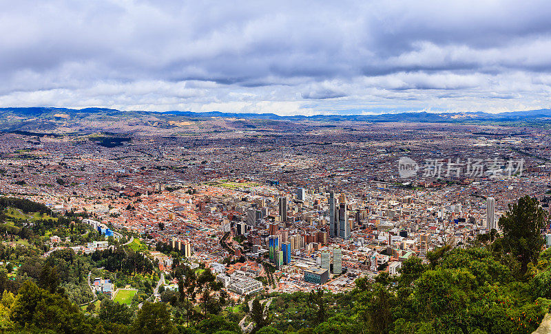 波哥大，哥伦比亚:从Monserrate拍摄的首都全景;Altiplano Cundiboyacense的美景